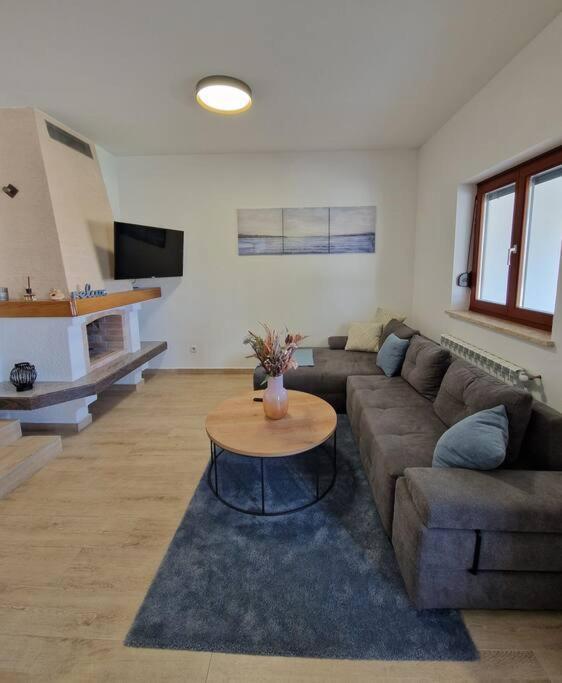 Villa Castanea - Kuca Za Odmor S Bazenom Kukci المظهر الخارجي الصورة